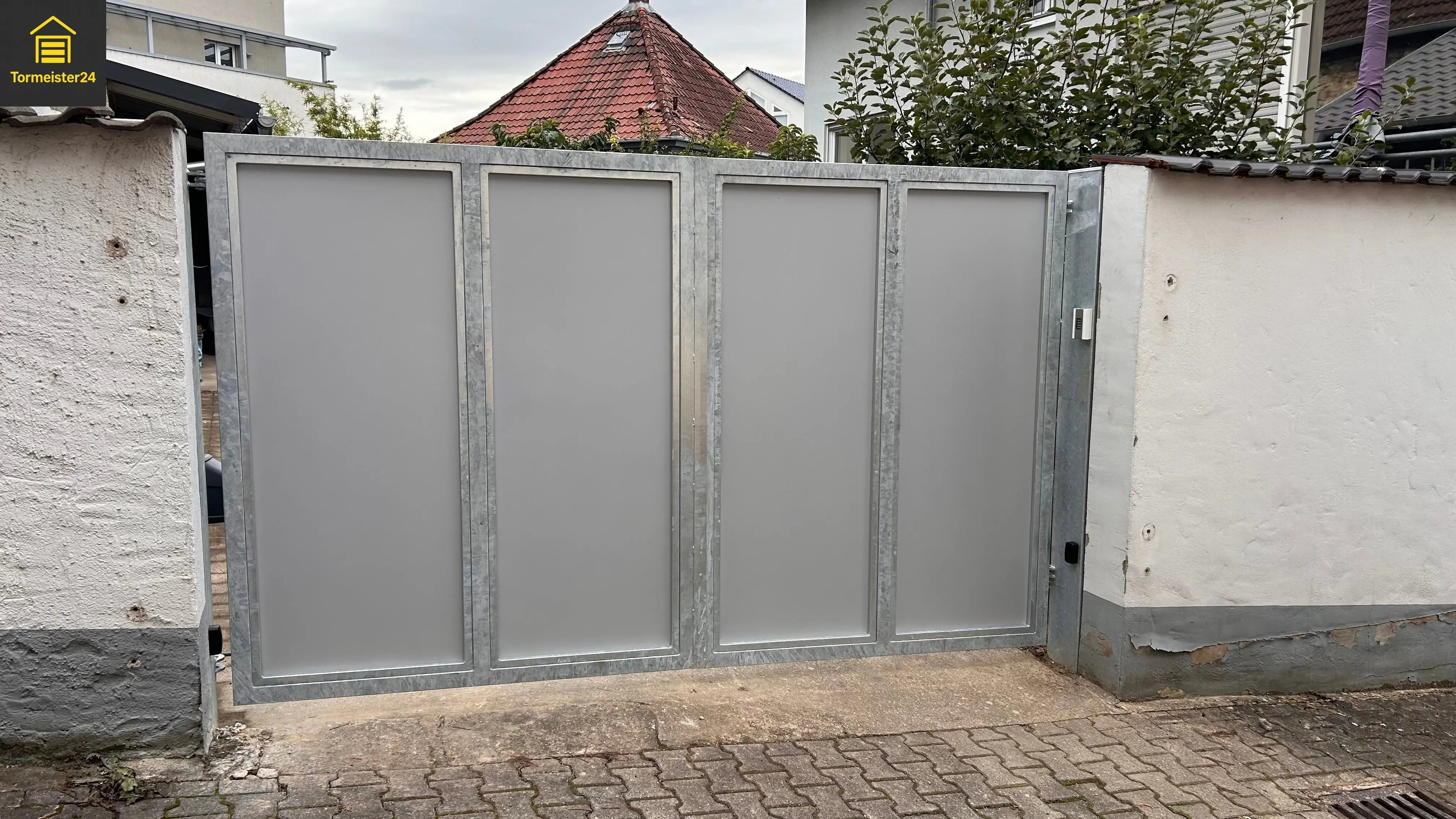 Zweiflügeliges Drehtor mit Steigung in Mainz-Bingen, geöffnet
