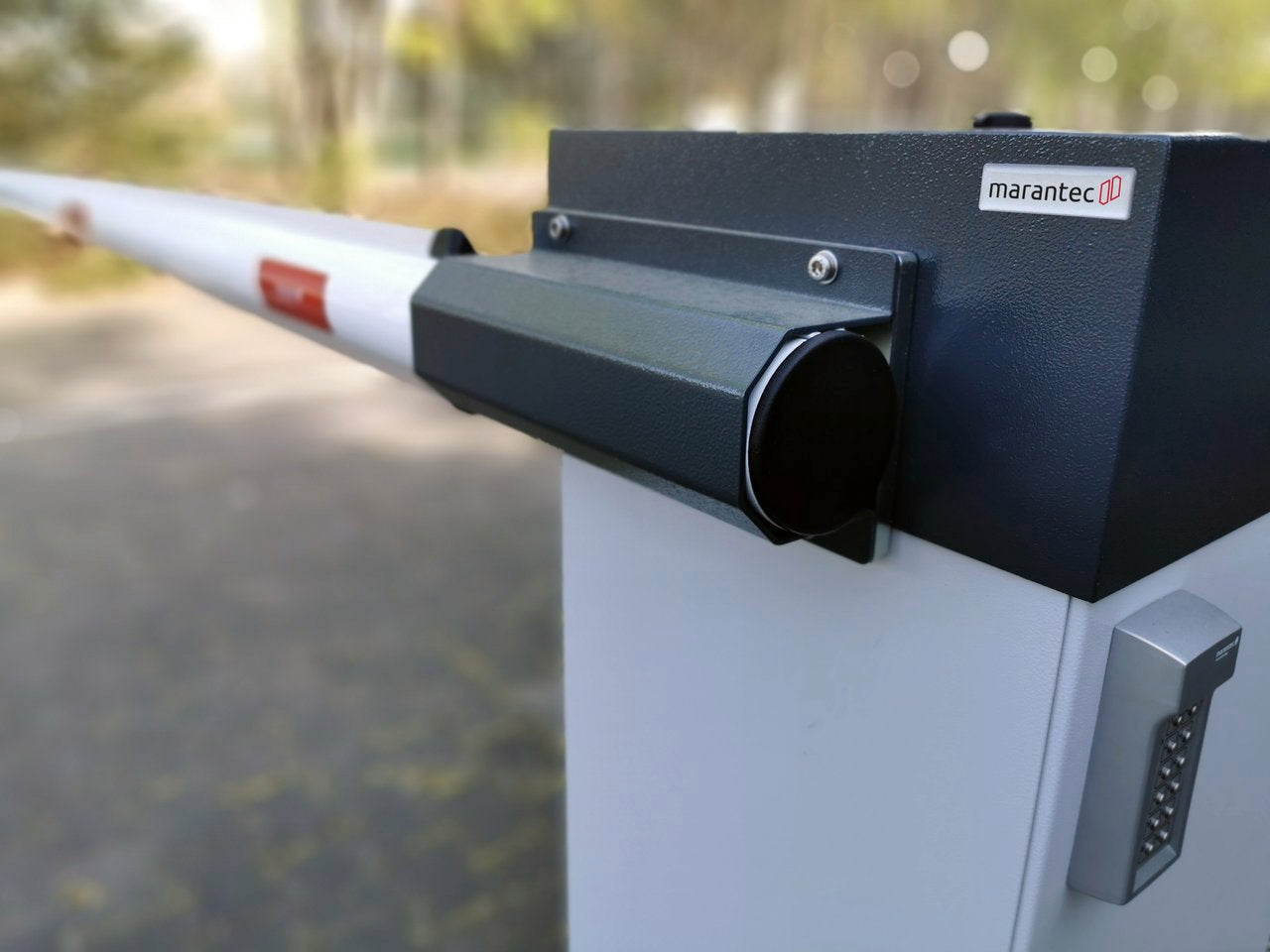 Marantec Parkschranke an einer Firmenzufahrt mit Lichtschranke und sauber geregelter Zufahrtskontrolle, dargestellt als Vergleich von PA3F, PA4 und PA68 für unterschiedliche Einfahrtsbreiten.