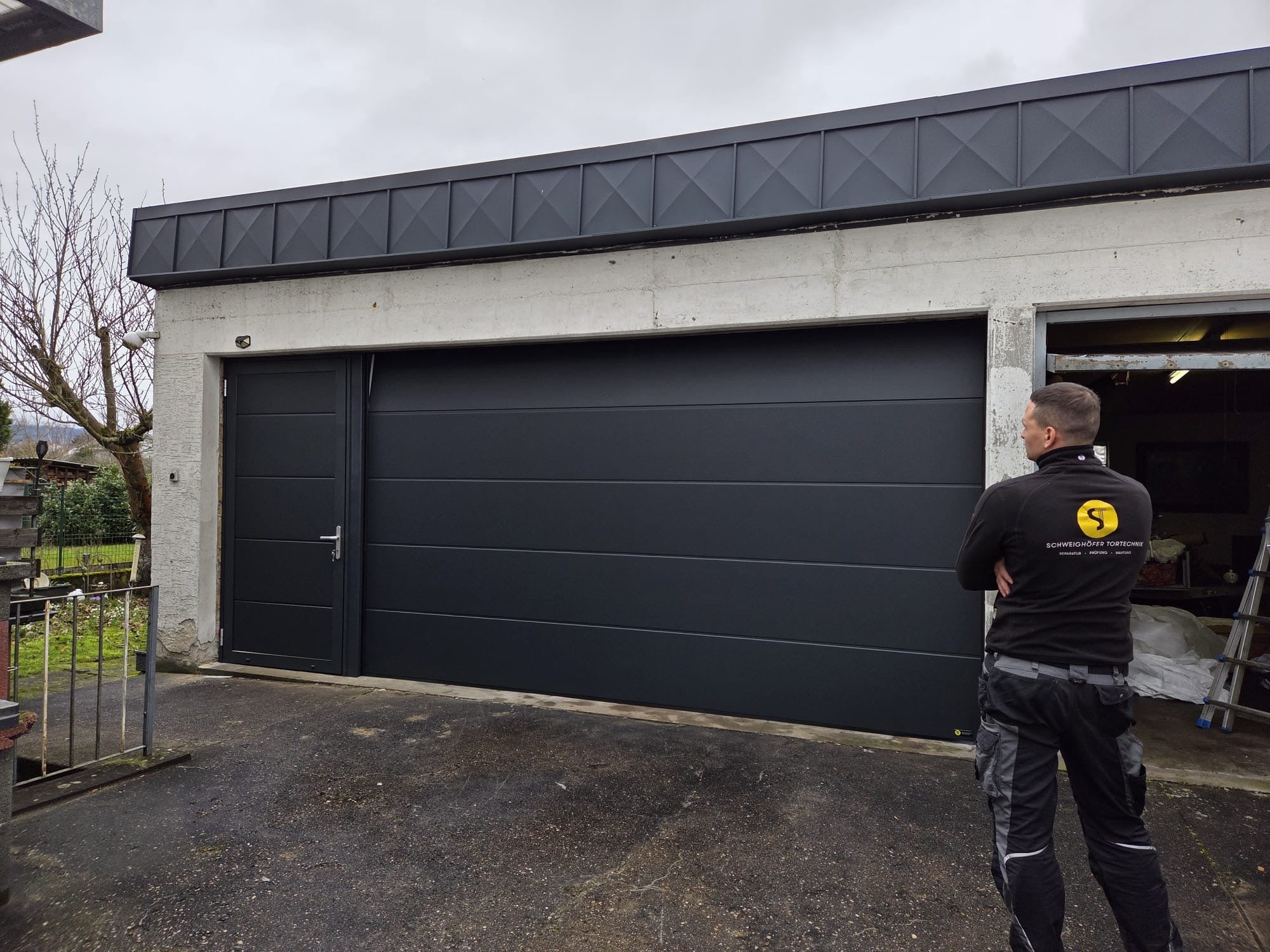 Doppelgarage mit zwei Toren und einer Tür