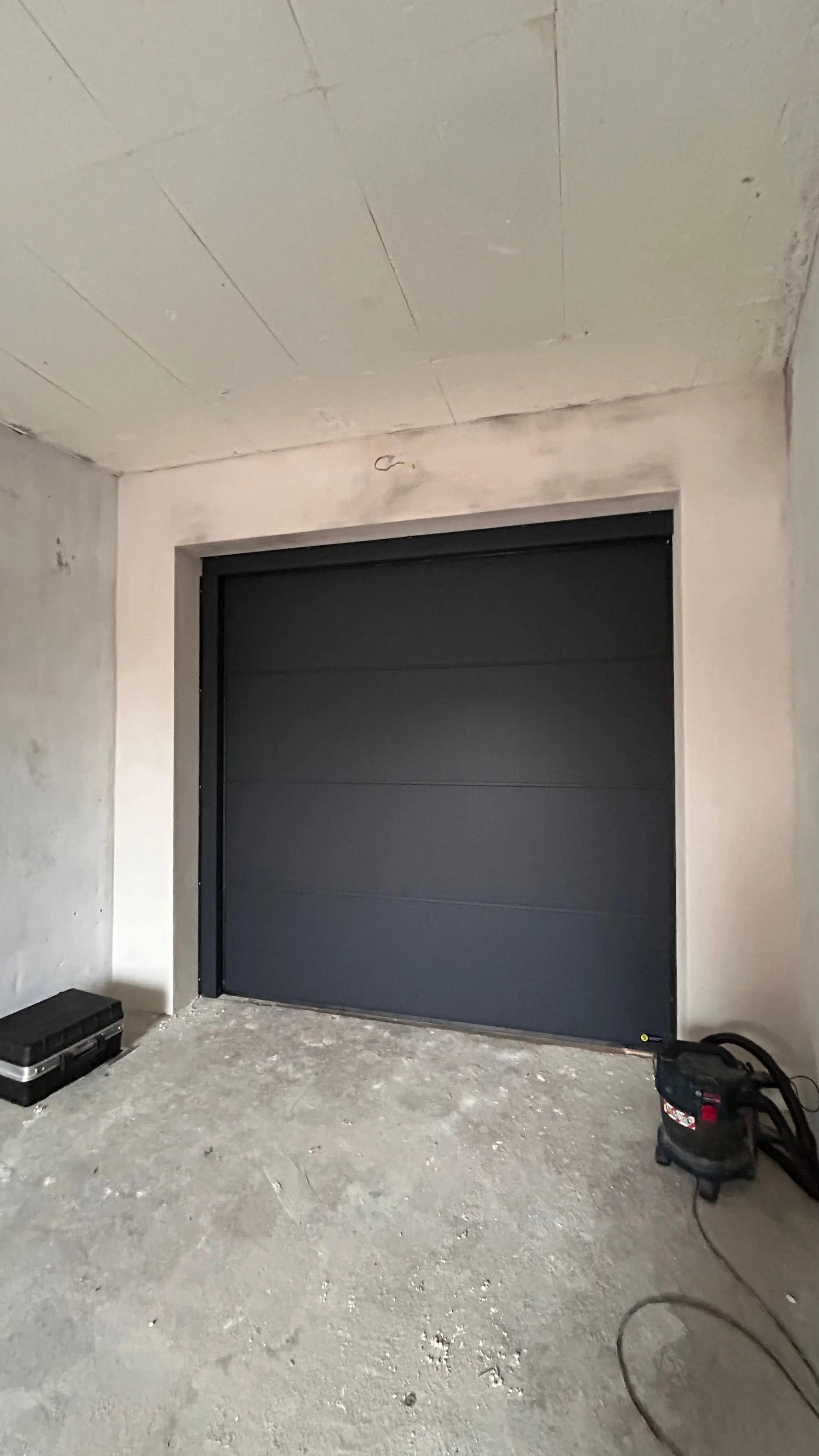 garagedeur Design-Line Antra RAL 7016 antracietgrijs | Premium-sectionaaldeur inkl. aandrijving TS100, 2 handzender & Wandschalter Tormeister24 garagedeur