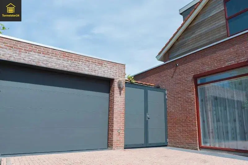 Außenansicht garagedeur met L-Sicke en RAL 7016 antracietgrijs