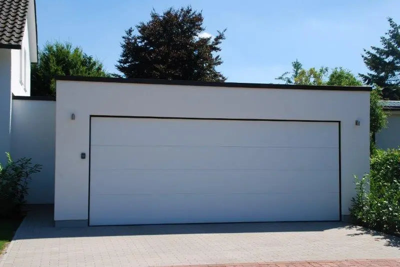 Außenansicht des garagedeur met TS100-Laufschiene en weißer oppervlak