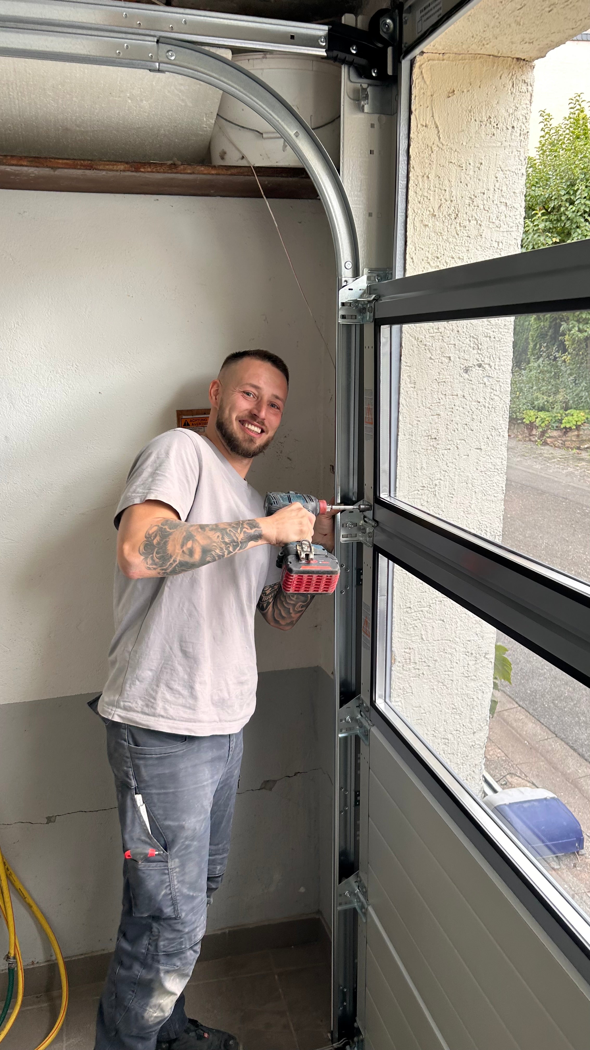 Daniel Schweighöfer montiert Hörmann garagedeur in Bingen- Dromersheim