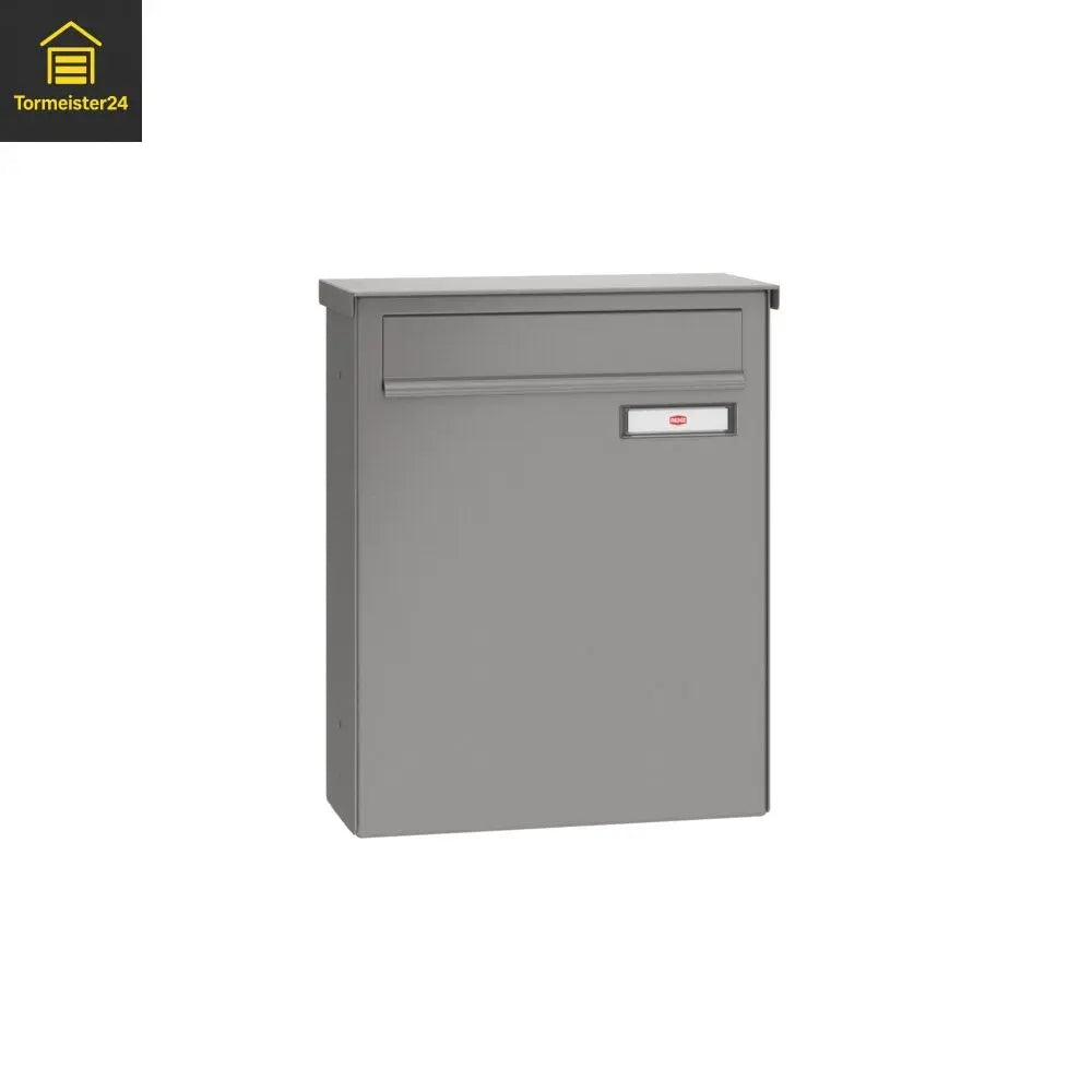 Zaunbriefkasten BASIC (B) in Graualuminium – Frontansicht
Kompakter BASIC Zaunbriefkasten 100 mm tief, Seitenansicht
Kunststoff-Namensschild am BASIC Briefkasten – Detailaufnahme
BASIC Zaunbriefkasten montiert an Metallzaun
Rückseite mit Einwurföffnung
Briefkastentür mit Schloss – Nahaufnahme
Wetterfester Stahlbriefkasten BASIC für Zaunmontage
BASIC (B) in Graualuminium – montiert am Gartentor
Innenraum mit Posteinwurf – BASIC 100 mm
BASIC (B) mit Namensschild und Schloss – Gesamtansicht