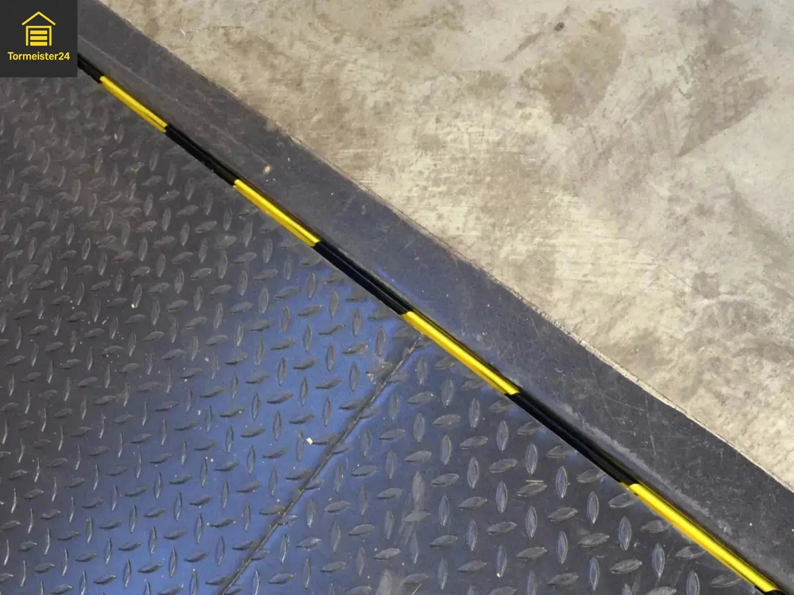Spaltabdichtung an einer Ladebrücke in einer Lagerhalle schützt vor Zugluft, Staub, Kälte und Schädlingen im Verladebereich.