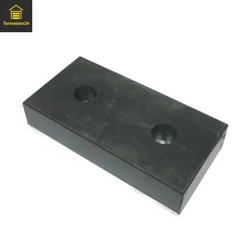 Robuster Anfahrpuffer 500 × 250 × 140 mm an einer Laderampe zum Schutz von Überladebrücke, Torbereich und Gebäude bei Tormeister24.