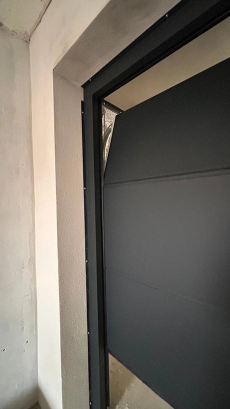 Altes Garagentor mit sichtbaren Verschleißspuren im Vergleich zu modernem Sektionaltor als Entscheidungshilfe für Reparatur oder Austausch