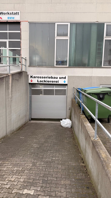 Schief hängendes Sektionaltor mit sichtbarem Drahtseil an der Seitenführung – Hinweis auf Seilriss, abgesprungenes Seil oder ausgelöste Seilbruchsicherung