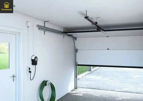 Garagentor mit montiertem Deckenantrieb, Schiene und Motor im Innenraum der Garage sichtbar