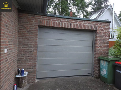 Garagentorantrieb läuft, aber das Tor bewegt sich nicht – Blick auf Laufwagen an der Schiene und Notentriegelungsgriff am Garagentor