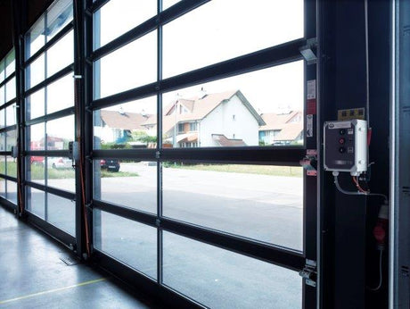 Sektionaltor mit Fokus auf Laufrolle und Scharnierbereich – typische Stellen für Quietschen und Knarzen am Garagentor