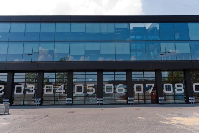 Industrietor in einer Lagerhalle mit nachgerüsteter Lichtschranke, Lichtgitter, Schließkantensicherung und sicherer Verkabelung für einen zuverlässigen Torbetrieb.