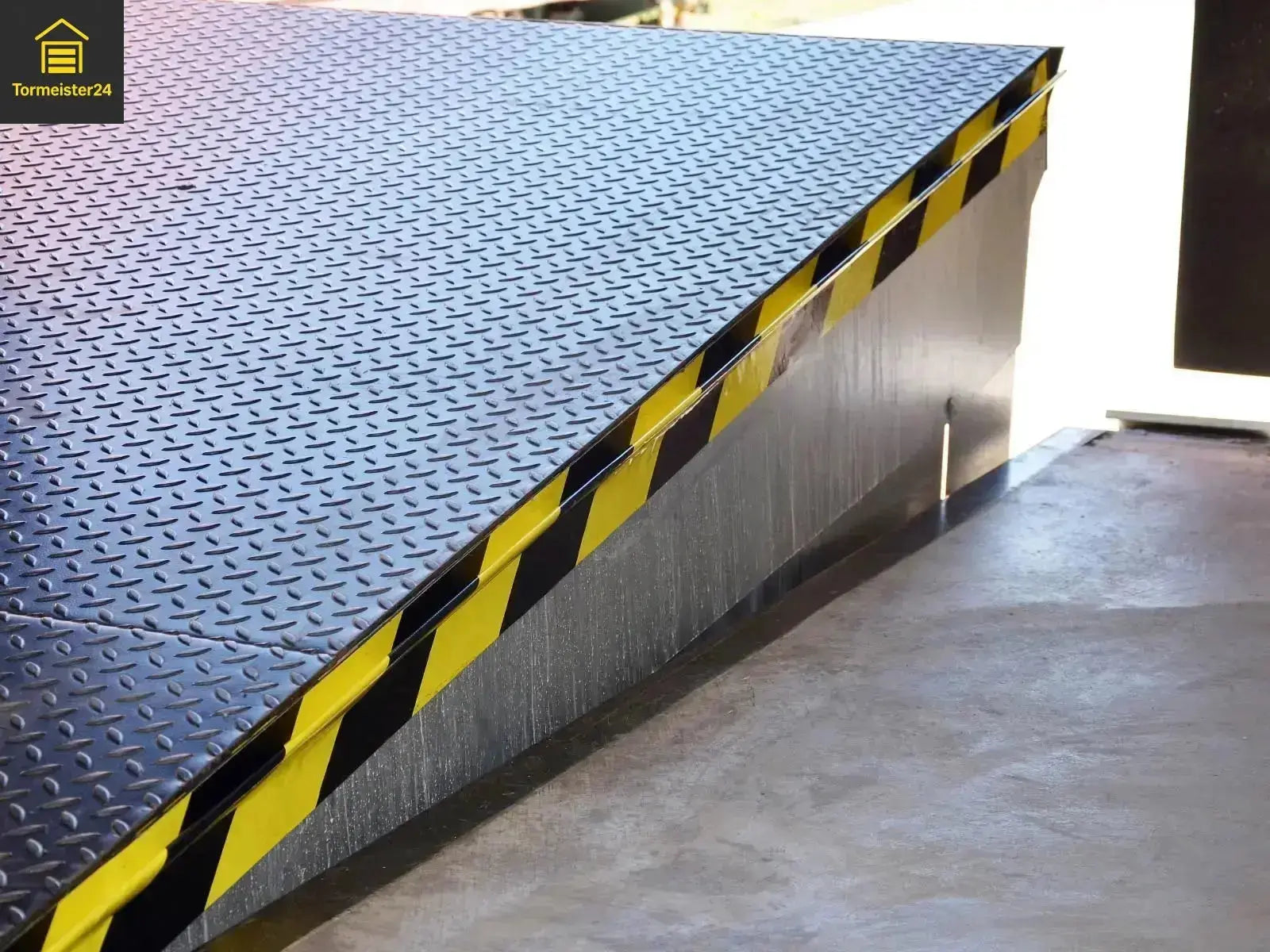 MagSeal DoorMag kierafdichting aan een industriedeur als Schutz gegen Zugluft, Staub, vocht en Nagetiere in Lagerhalle of Werkstatt.