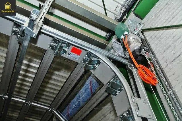 Sektionaltor mit montierten kugelgelagerten Laufrollen in Einfamilienhaus-Garage