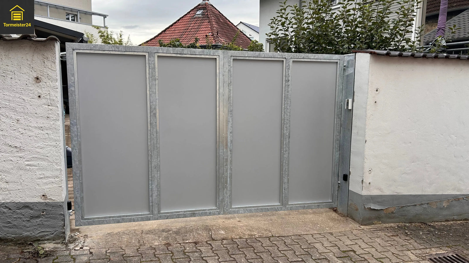 Zweiflügeliges Drehtor mit Steigung in Mainz-Bingen, geöffnet