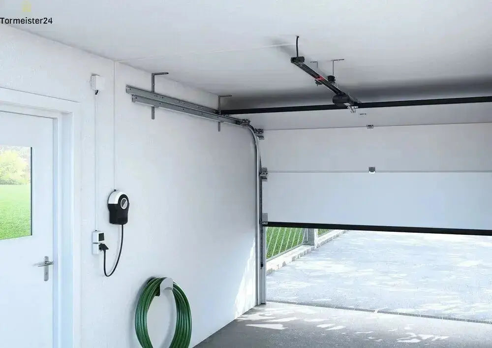 Garagentor mit montiertem Deckenantrieb, Schiene und Motor im Innenraum der Garage sichtbar