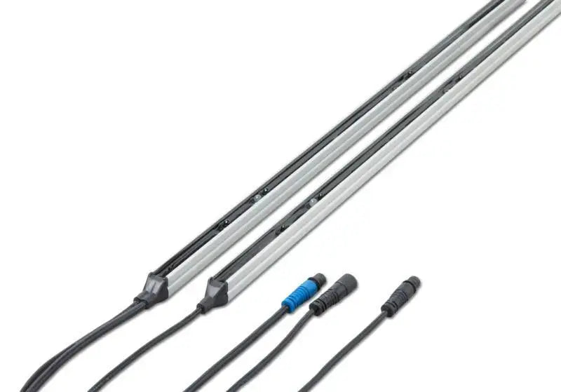 Monteur prüft die Schließkantensicherung an einem Industrietor mit Optosensor und 8k2-Sicherheitsleiste.