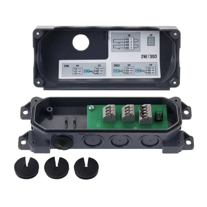Spritzwasserschutz an einer Tordose schützt elektrische Anschlüsse am Industrietor vor Feuchtigkeit, Spritzwasser und Korrosion.
