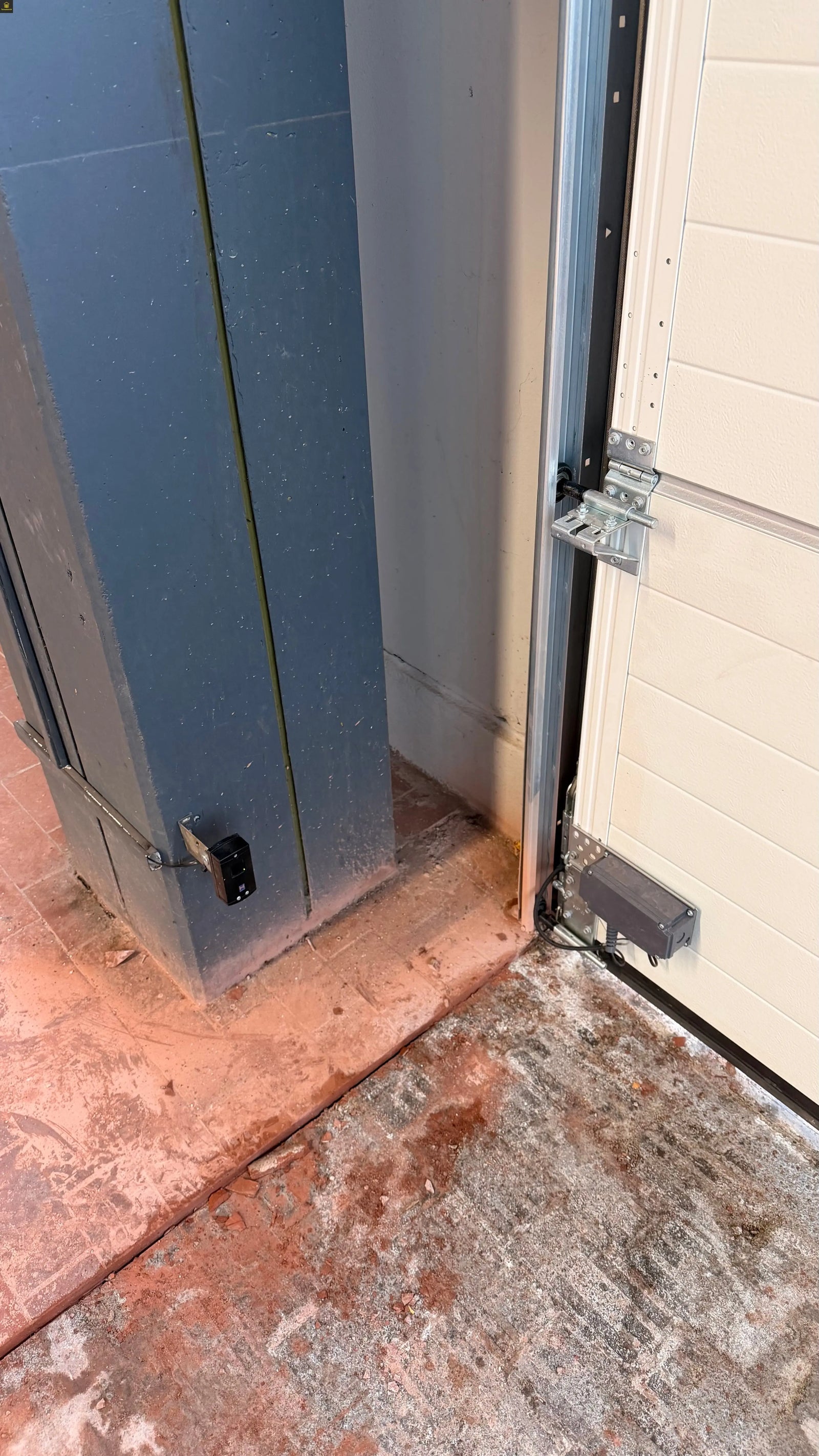 Techniker prüft Torsteuerung und Sicherheitskreis an einem Sektionaltor, das nur im Totmannbetrieb schließt