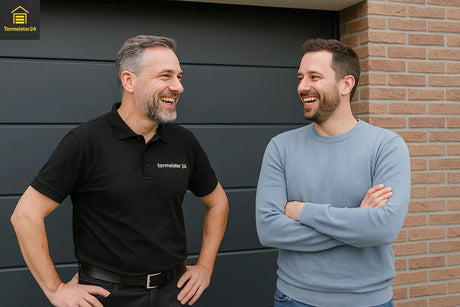 Tormeister 24 Fachberater lacht mit Kunde vor Garagentor