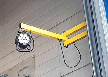 Brite Lite DS24 LED-docklamp met versterkte wandbeugel, veiligheidsstootbuffer en flexibele richtbaarheid voor laad- en loszones