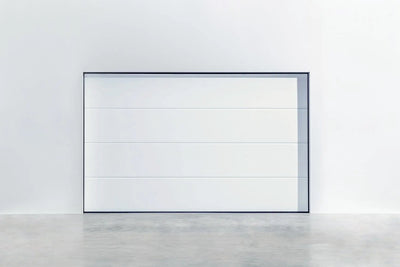 garagedeur SATIN Plano in RAL 9016 – glatt, wit, modern en strukturfrei.