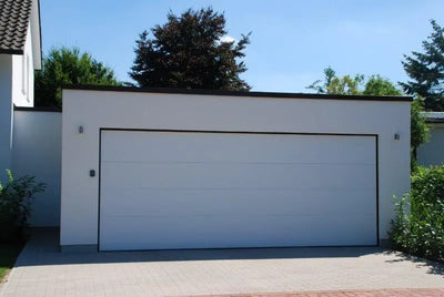 Außenansicht des garagedeur met TS100-Laufschiene en weißer oppervlak
