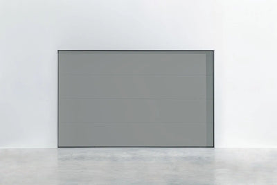 SATIN Plano garagedeur RAL 9006 Weißaluminium – glatt, stilvoll & wetterfest.