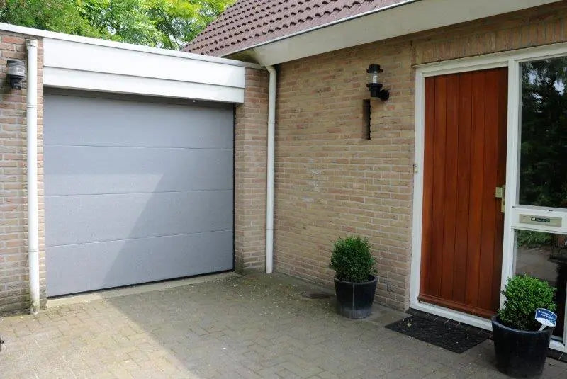Lieferumfang met deuraandrijving, 2 Handsendern, Wandschalter en Montagematerial.