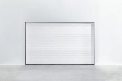 garagedeur Woodgrain Plancha in RAL 9016 – Holzstruktur in klassischem wit