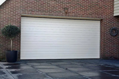garagedeur Woodgrain Plancha in RAL 9016 – Holzstruktur in klassischem wit