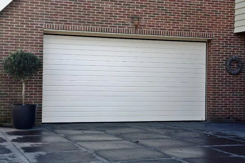 garagedeur Woodgrain Plancha in RAL 9016 – Holzstruktur in klassischem wit
