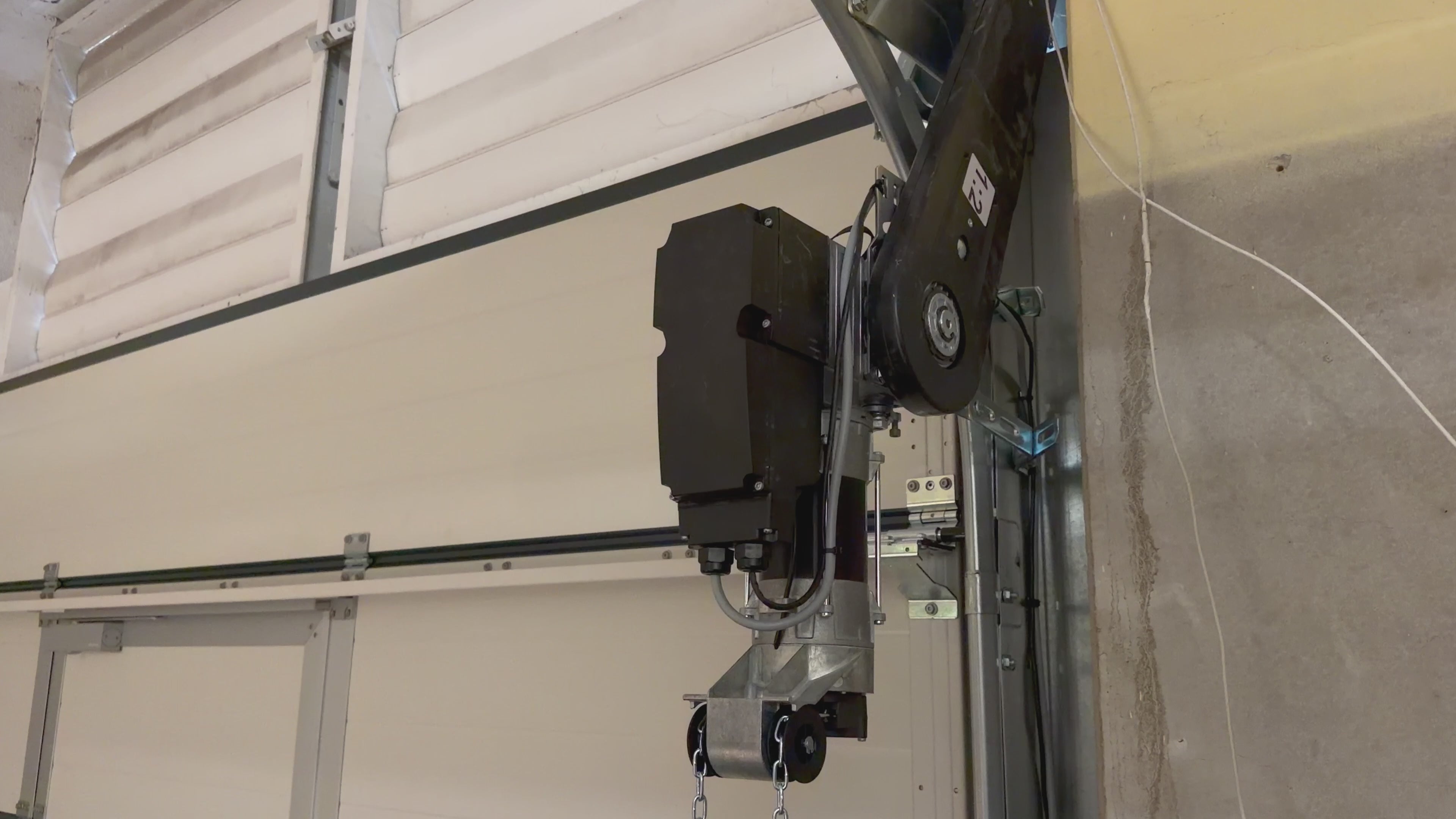 Video laden: Hörmann Industrieantrieb WA500 öffnet Toranlage